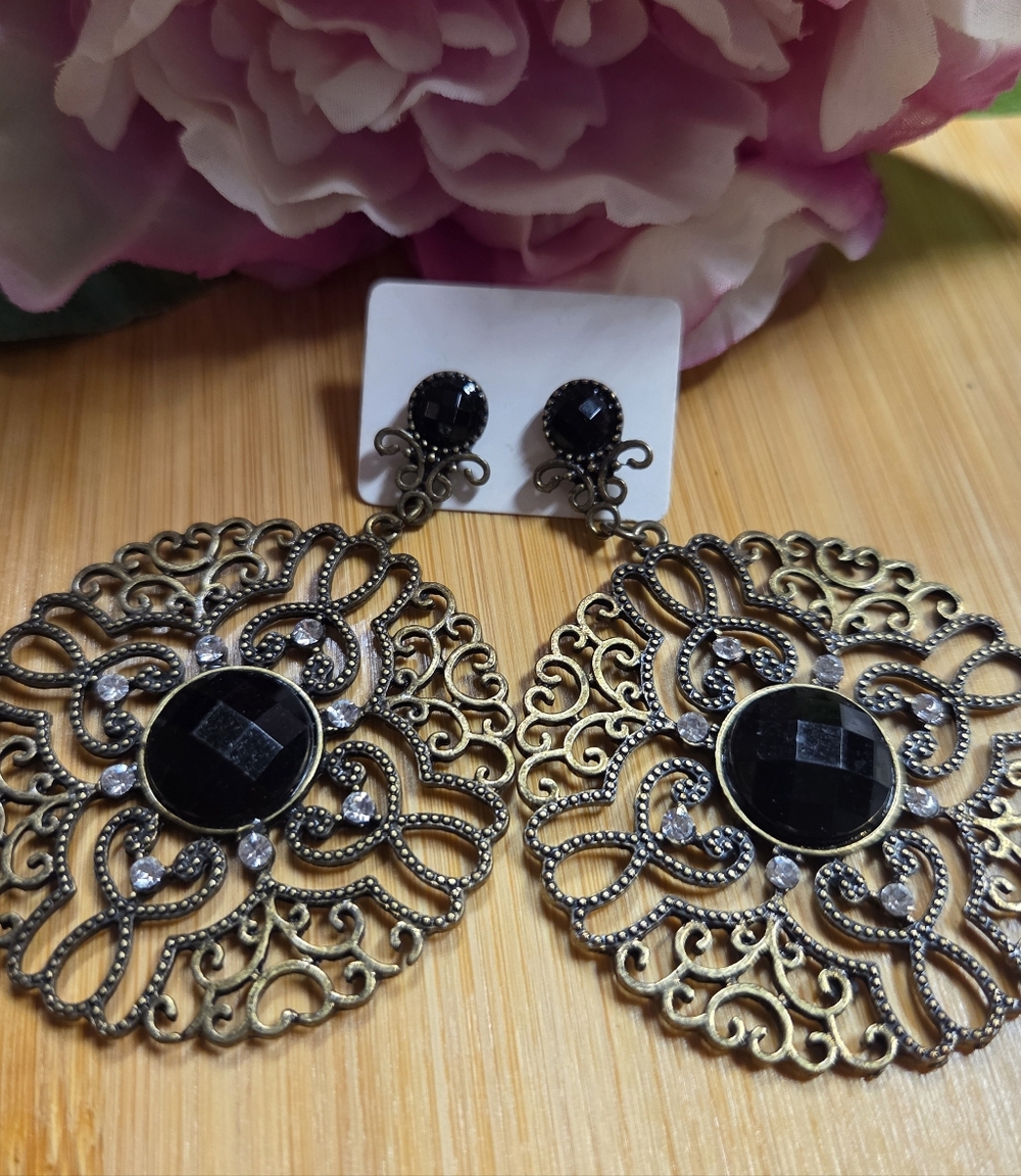 Elegant Black and Gold Filigree Earrings